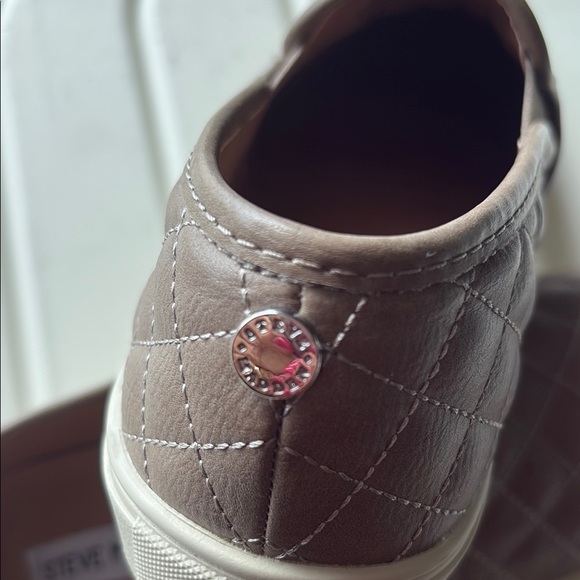 Steve Madden Women’s Quilted Slip-On Shoes -  Beige Taupe  SZ: 8.5. EUC - Picture 3 of 8